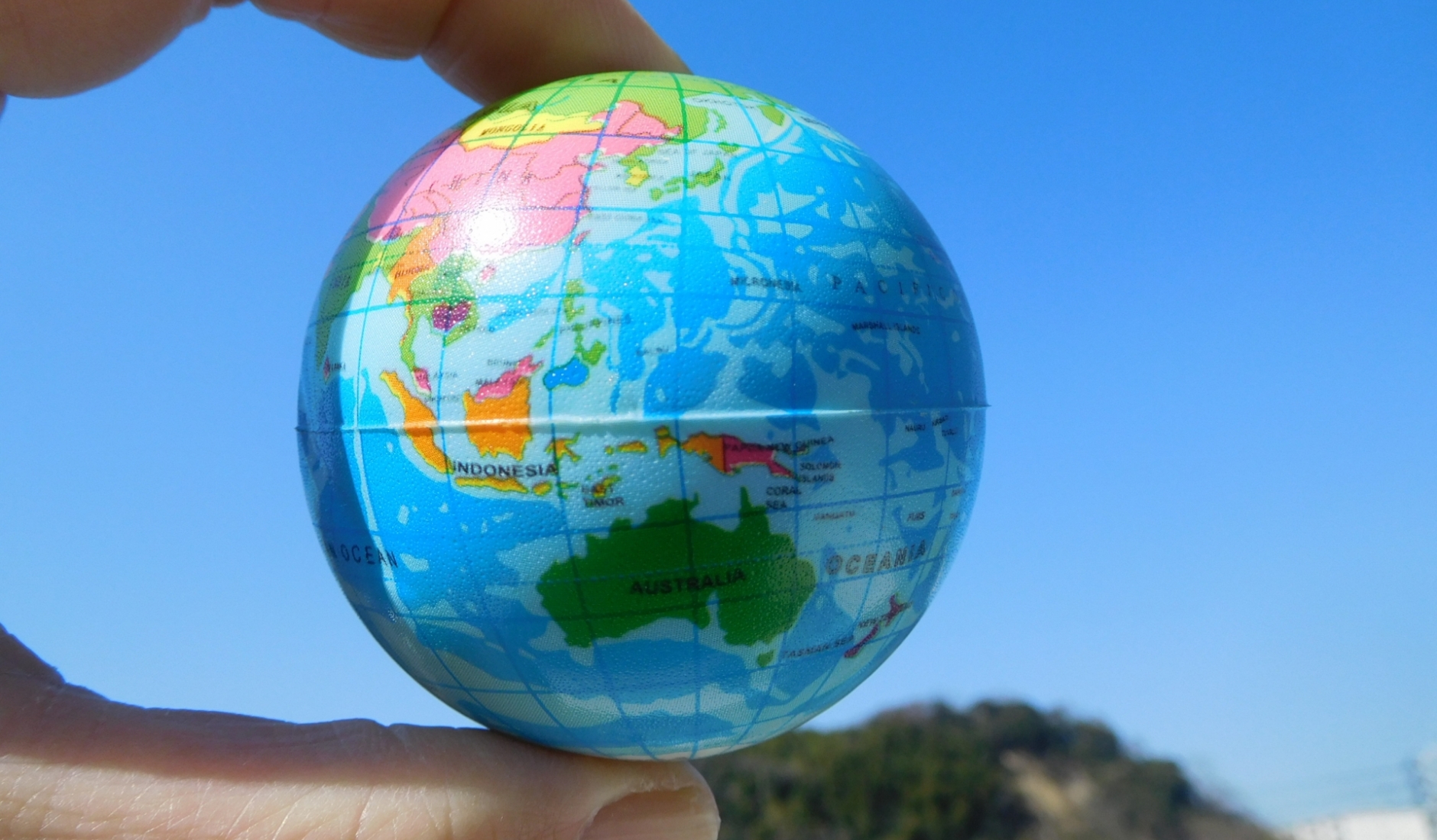 医療や介護分野の人材支援で連携するAMITY協同組合の取り組みを示すイメージ